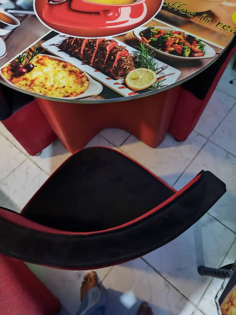 table with 4 sofas 03002627668 1