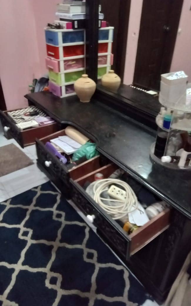 Bed and dressing table 5