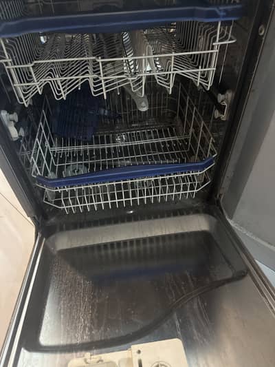 Ariston dishwasher in white and silver