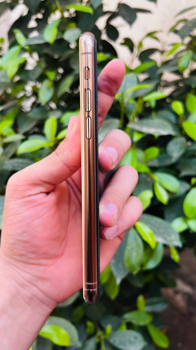 Apple iPhone 11 Pro 4