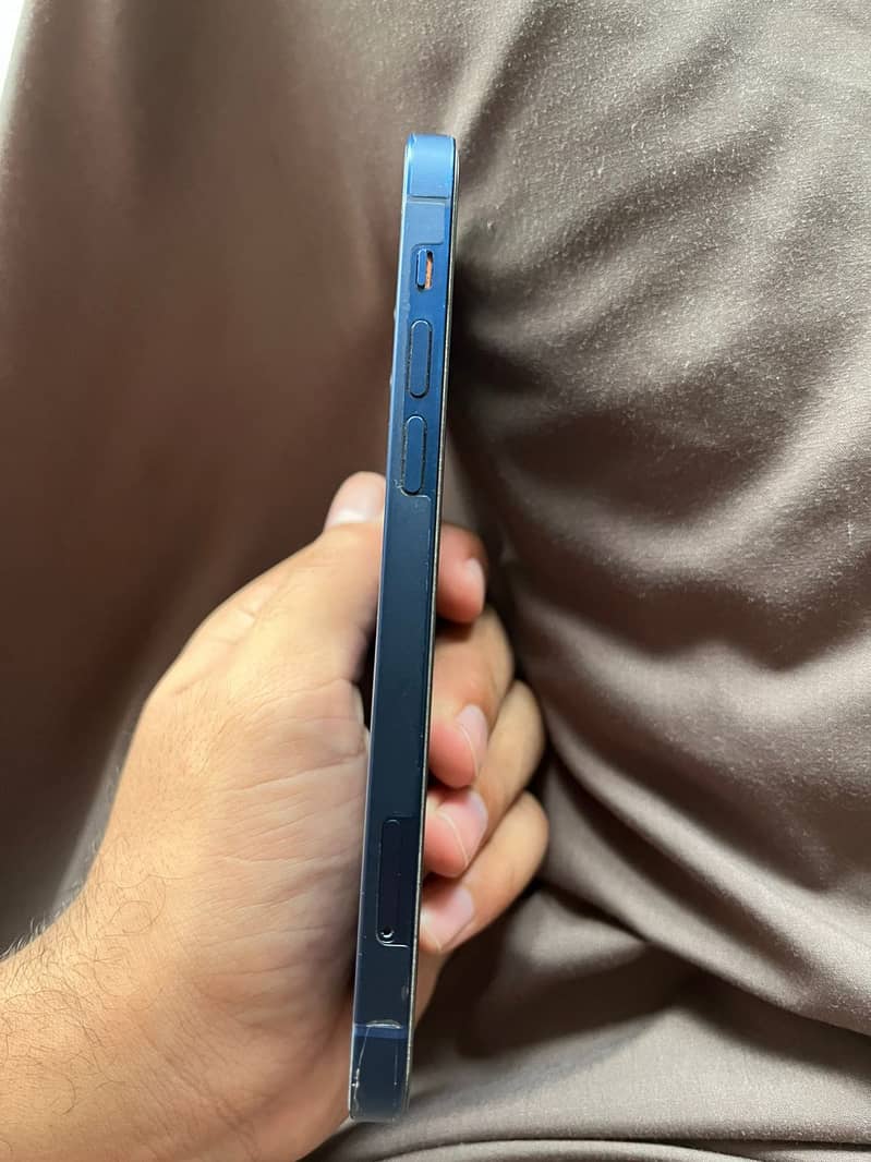 Apple iPhone 12 4
