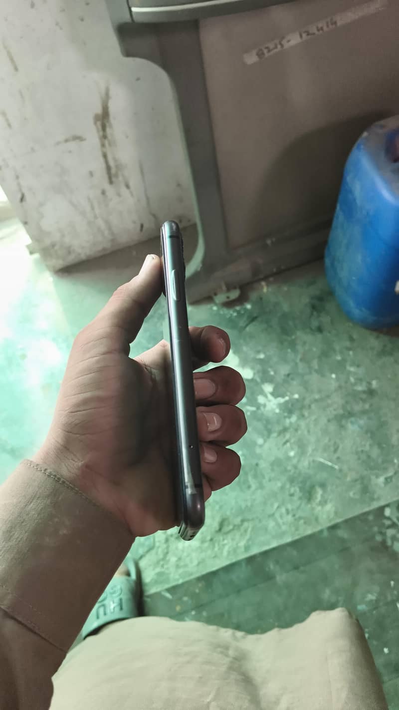 Apple iPhone 11 4