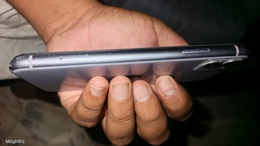 I phone 11 non pta 64  Jv Face ID off ha baki panel change ha or koi