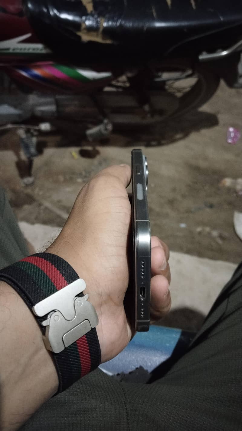 Apple iPhone 15 Pro 4