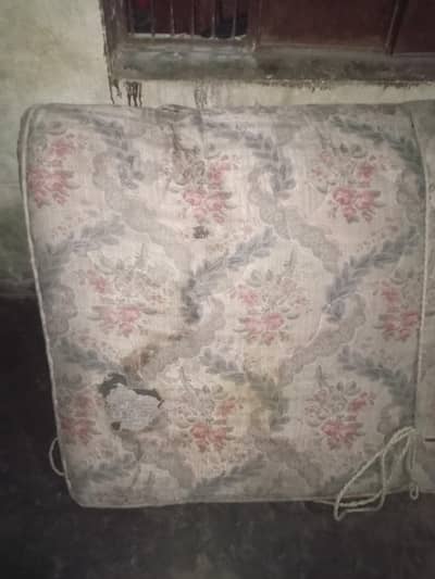 double bed mattress hai jo ke fauld ki Hui hai