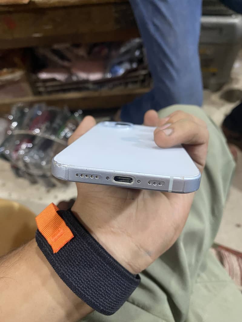 Apple iPhone 15 4