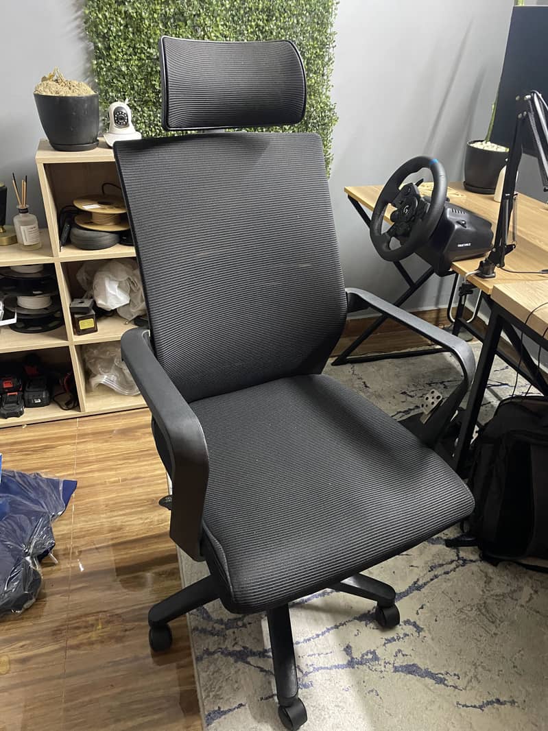 Mesh computer chair (back side broken) 0