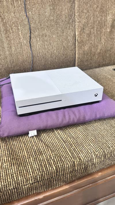 Xbox one S 500 gb with gamepass 10/10 condition