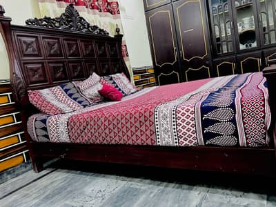 Luxury Solid wood bedroom set king size bed + dressing table excellent