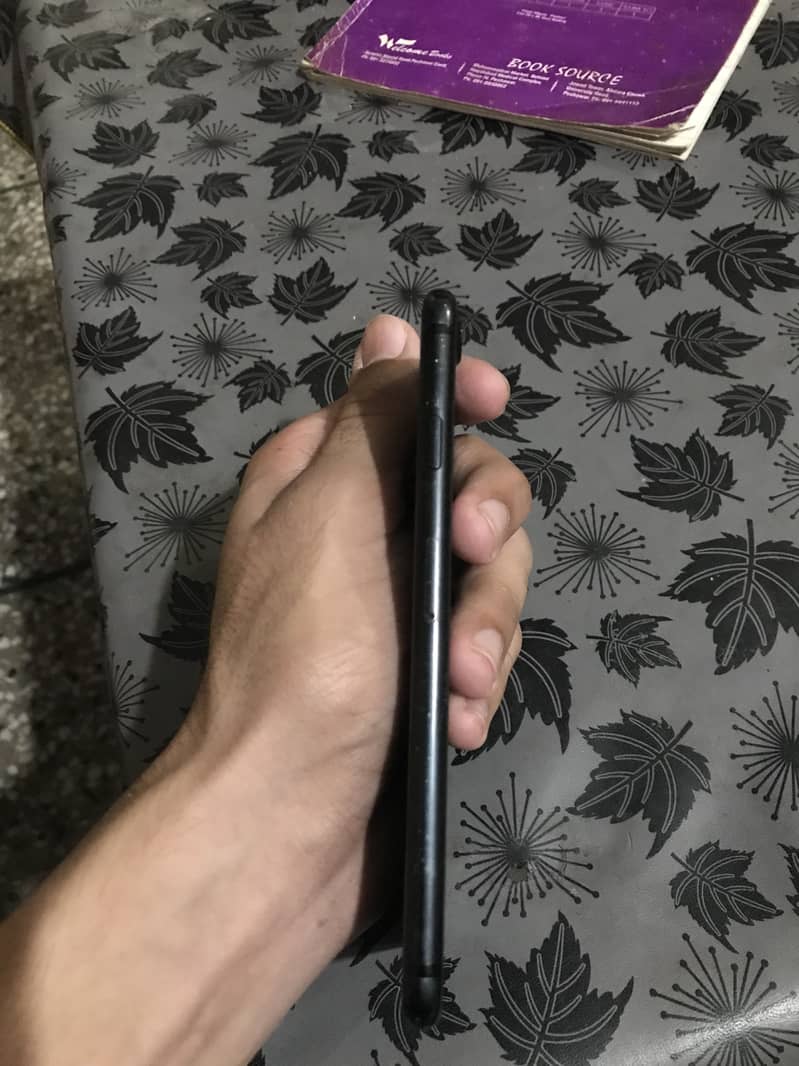 Apple iPhone 7 3