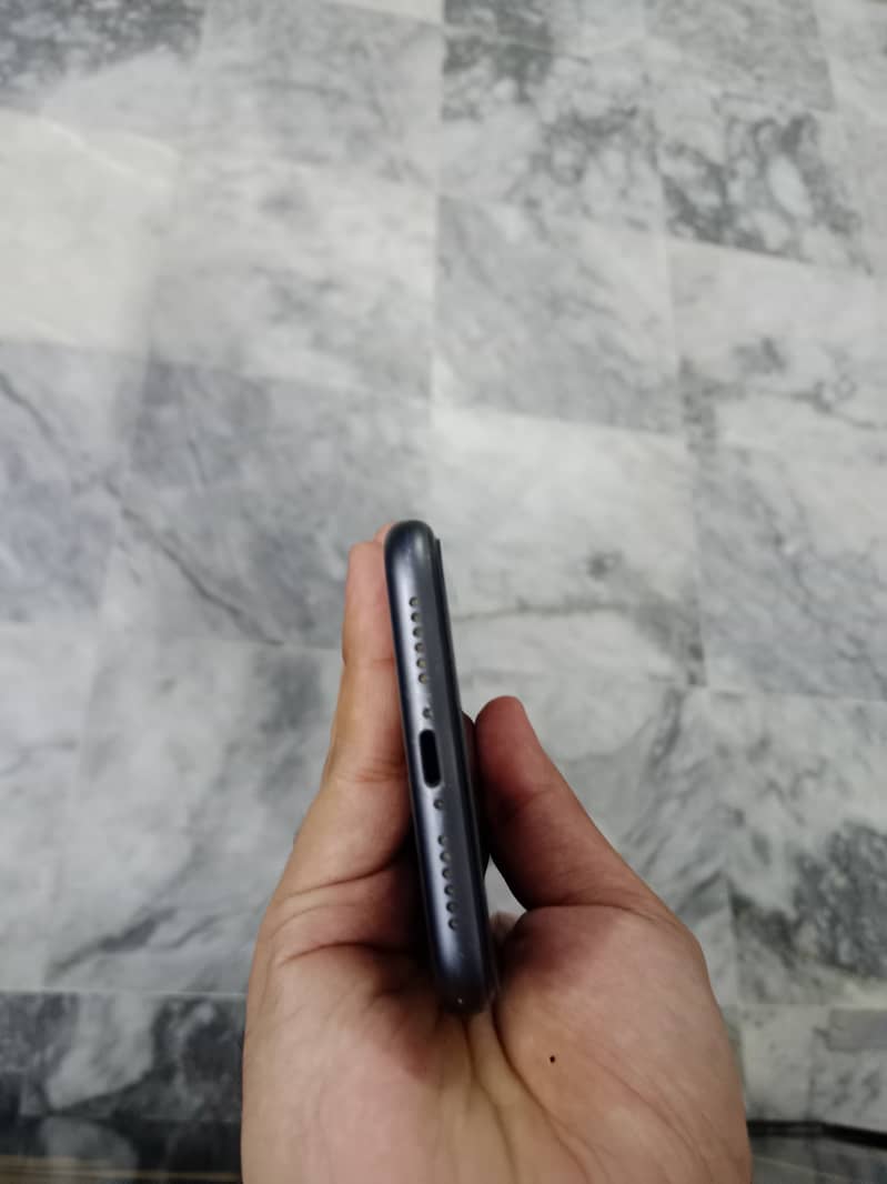 Apple iPhone 11 4