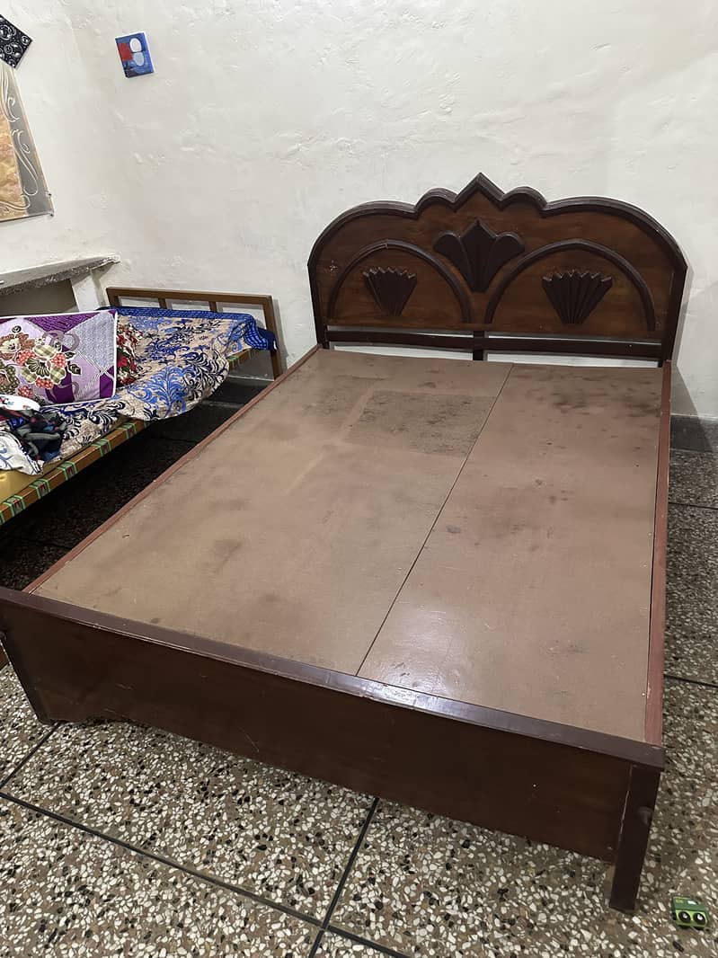 Queen size bed 0