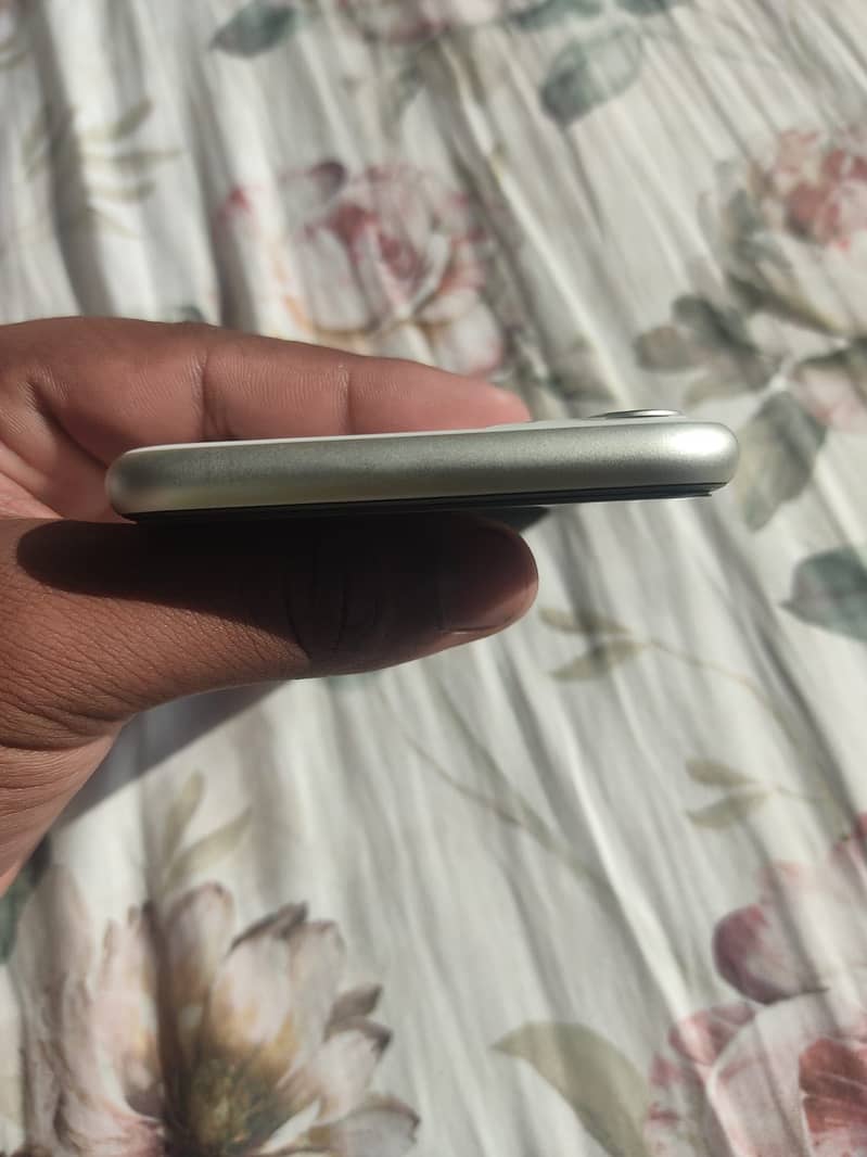 Apple iPhone 11 3