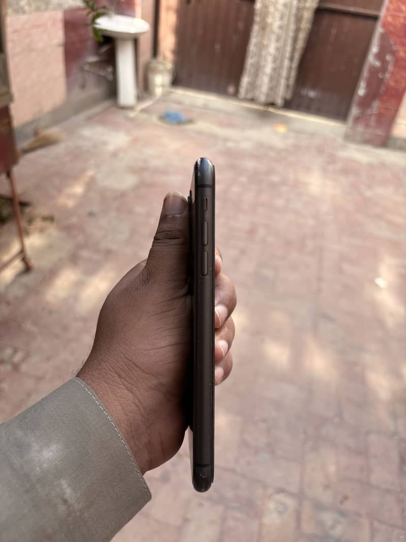 Apple iPhone 11 4