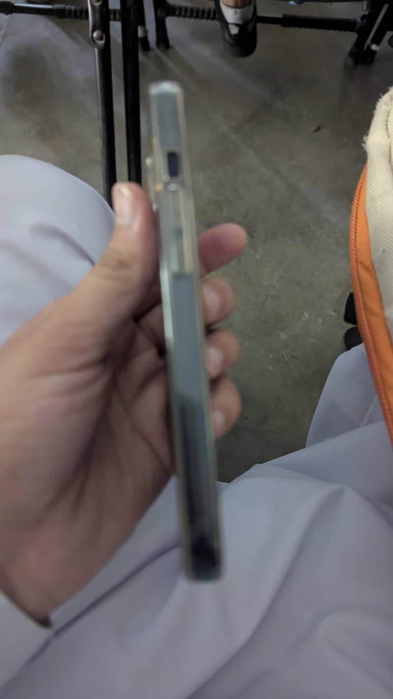 Apple iPhone 13 2