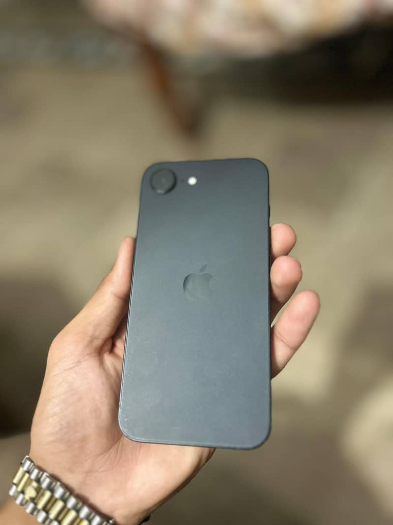 Apple iPhone 16e 1