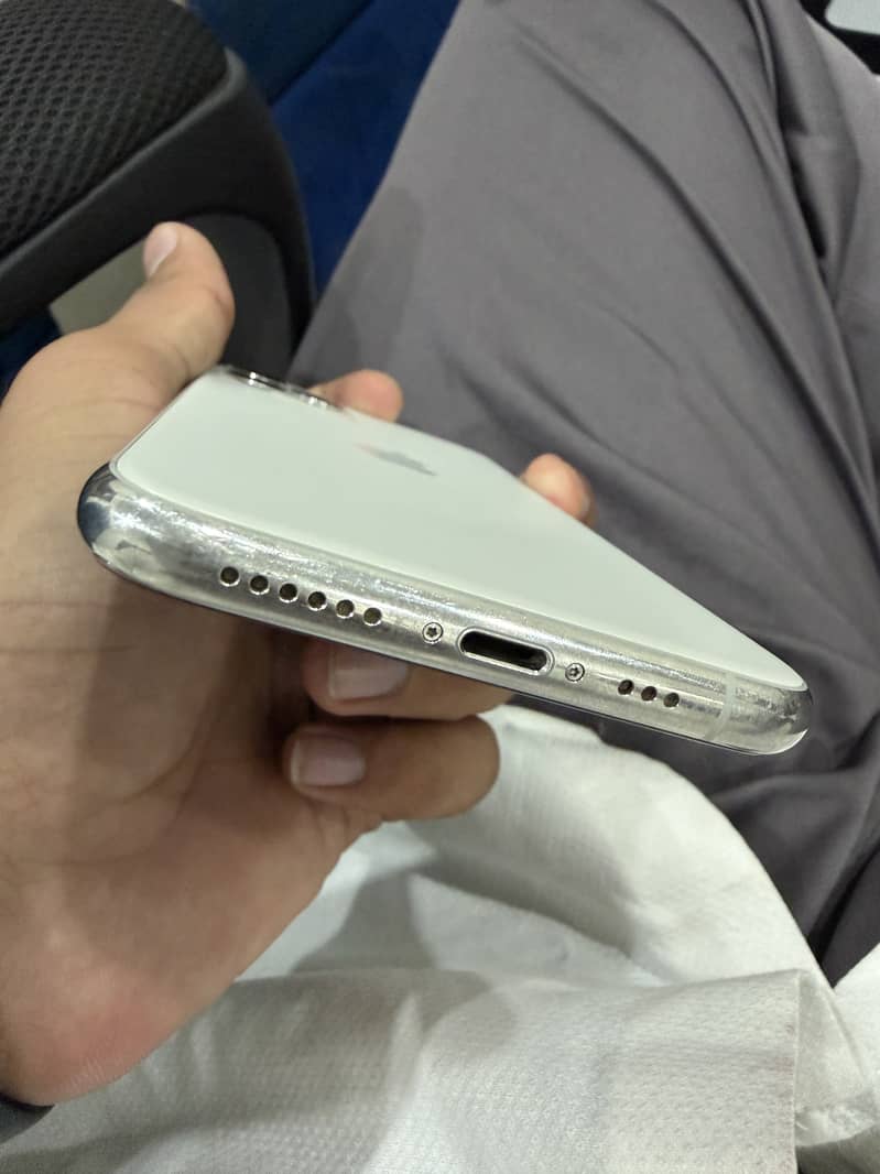 Apple iPhone 11 Pro 4