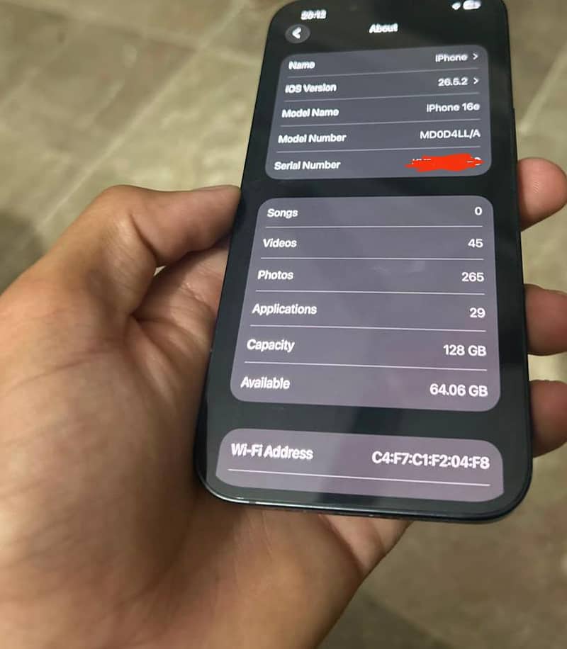 Apple iPhone 16e 3