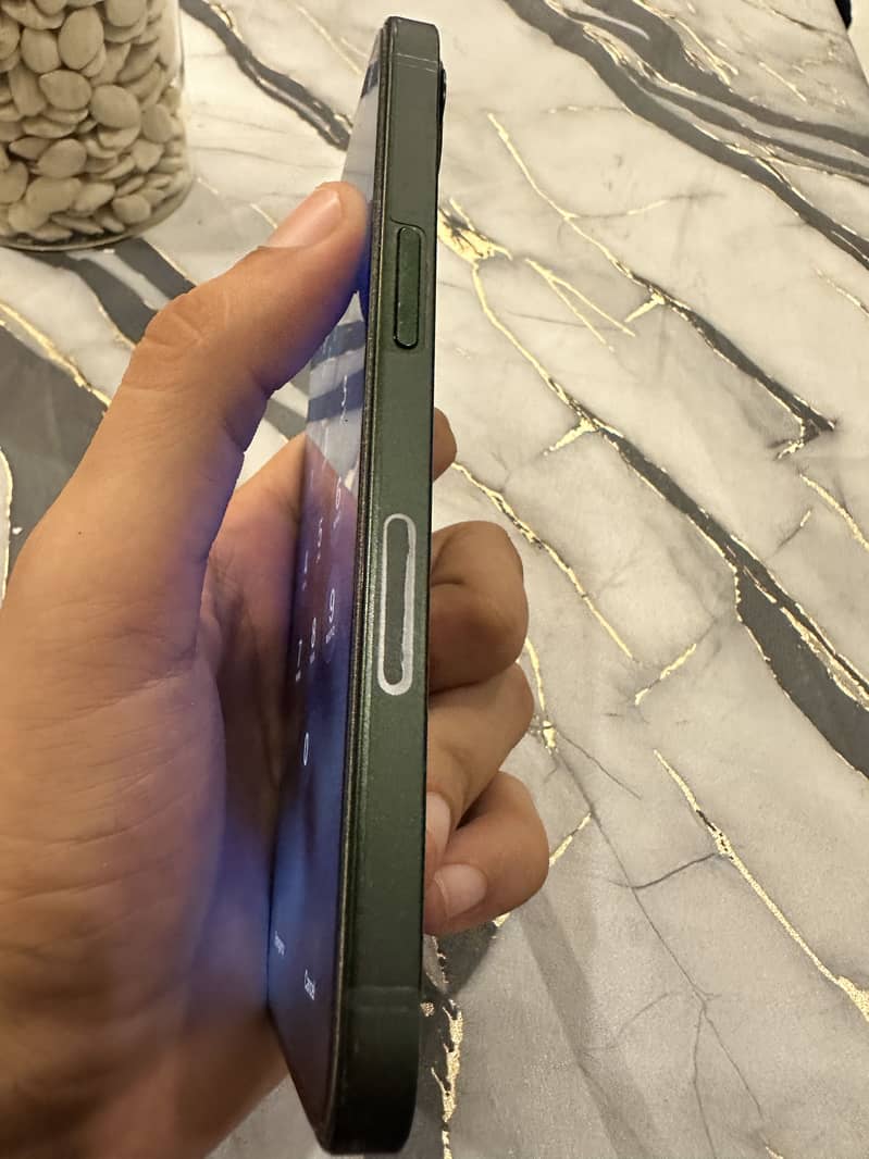 Apple iPhone 13 4