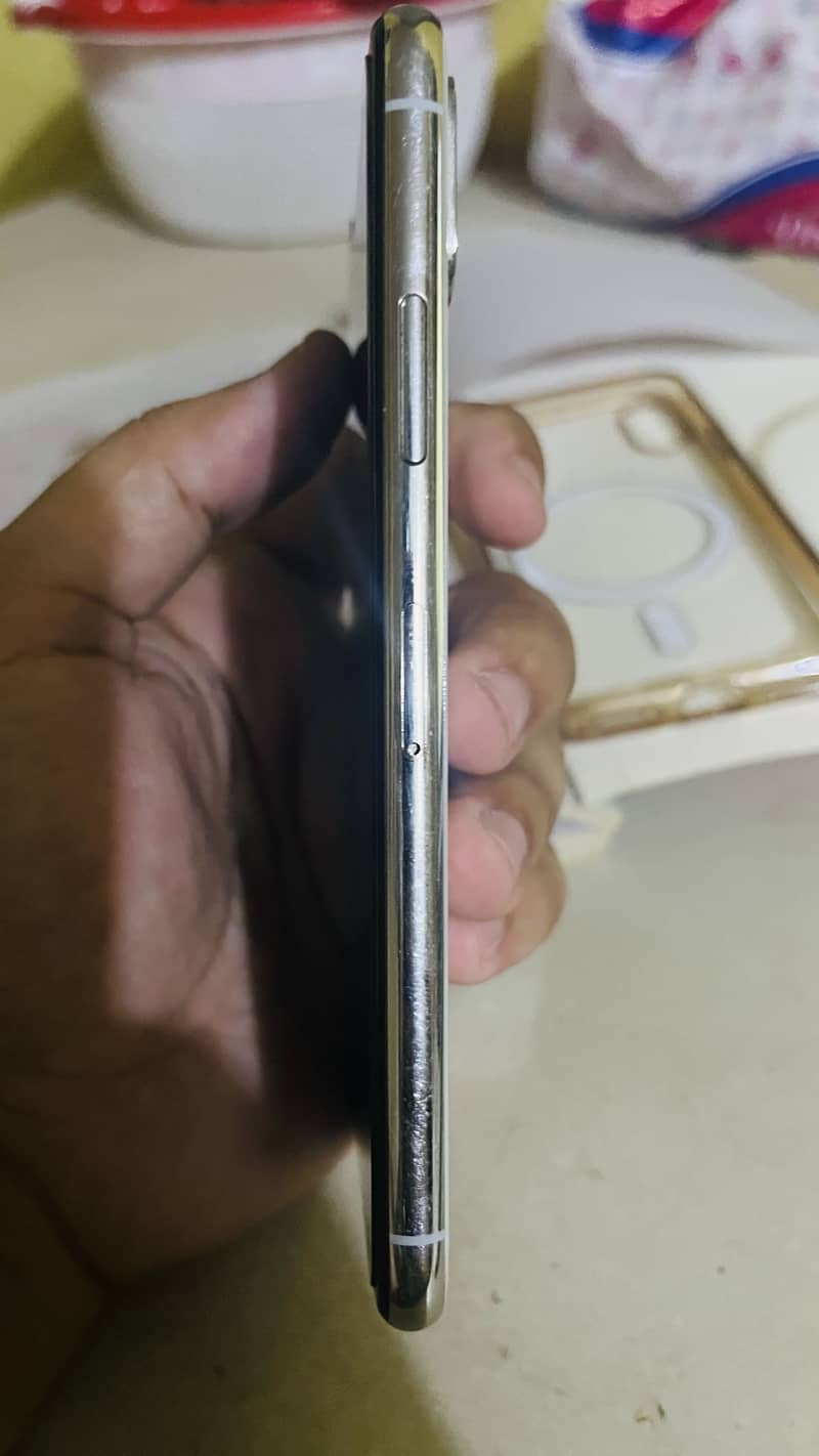 Apple iPhone X 4