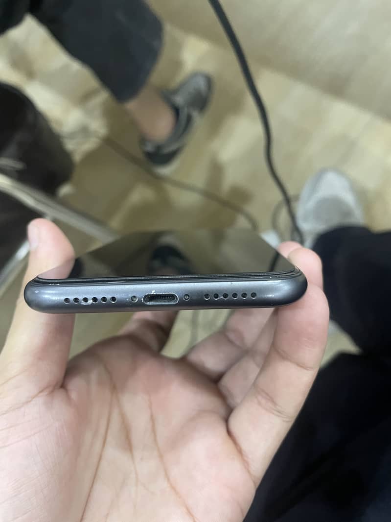 Apple iPhone 11 4