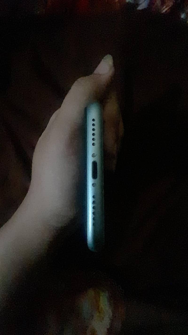 Apple iPhone 11 4