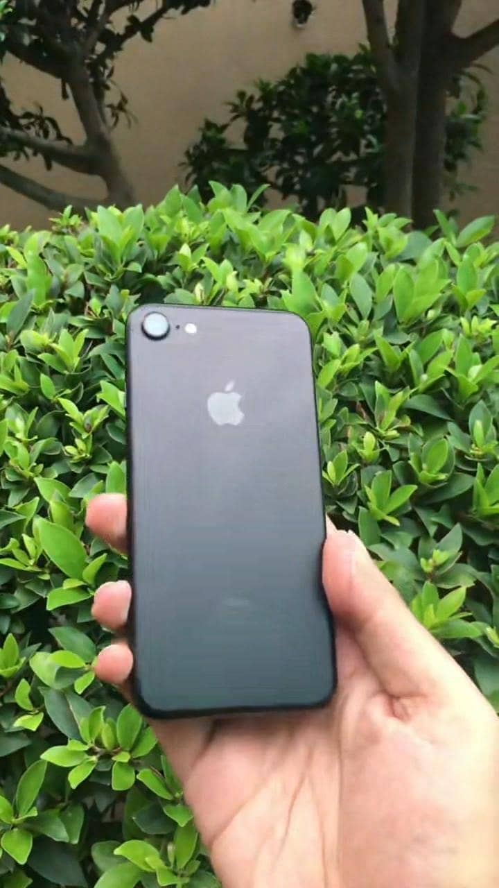 Apple iPhone 7 0