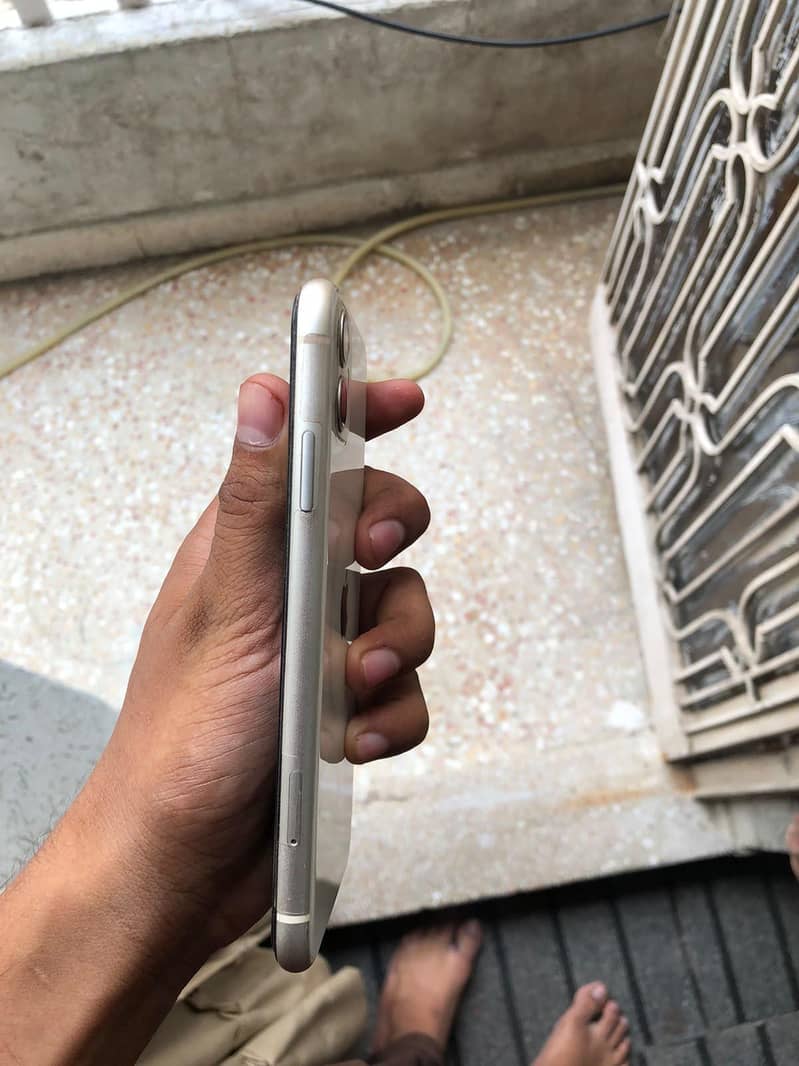 Apple iPhone 11 3