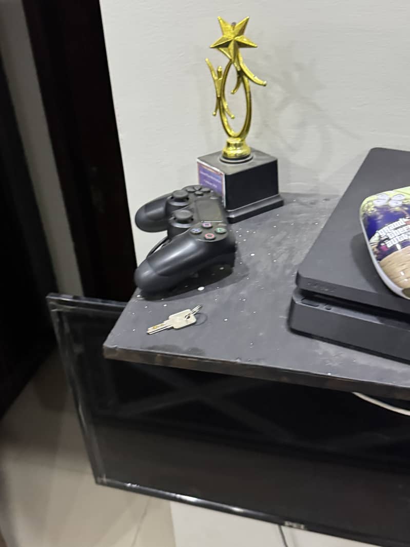PS4 with two controllers 0