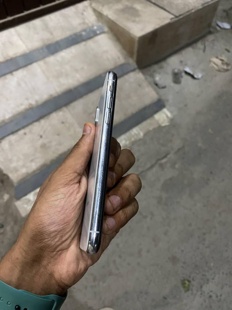 Apple iPhone X 4