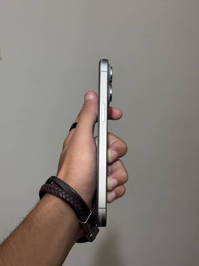 iPhone 15 Pro Max 4