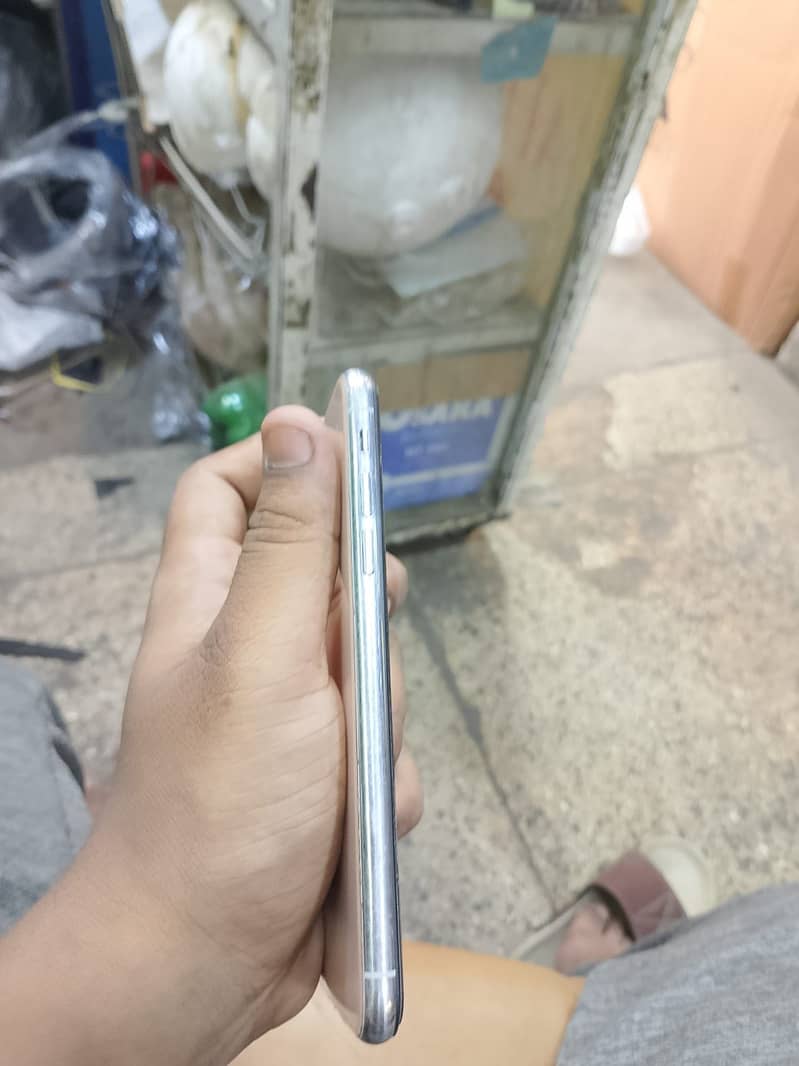Apple iPhone X 3