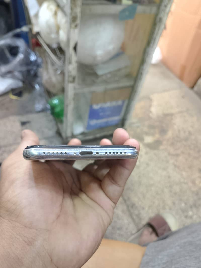 Apple iPhone X 4