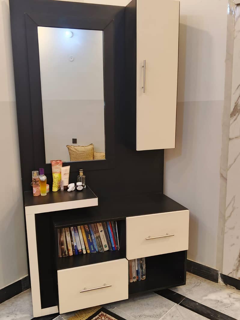 Dressing Table contact no : 0/3/3/5/1/3/1/0/1/2/6 4