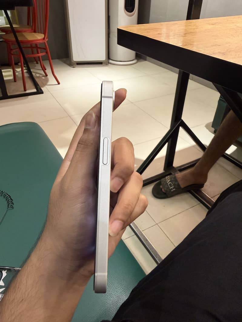 iPhone 16e jv 1