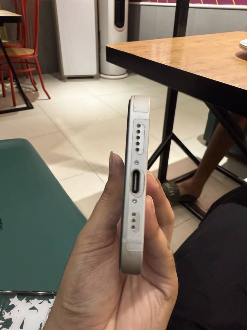 iPhone 16e jv 3
