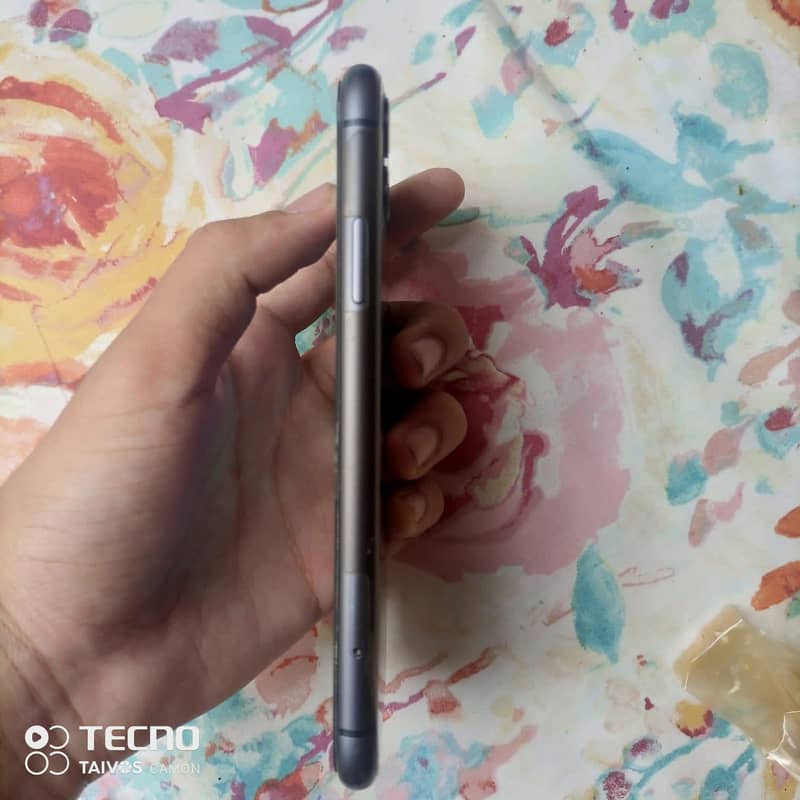 Apple iPhone 11 4