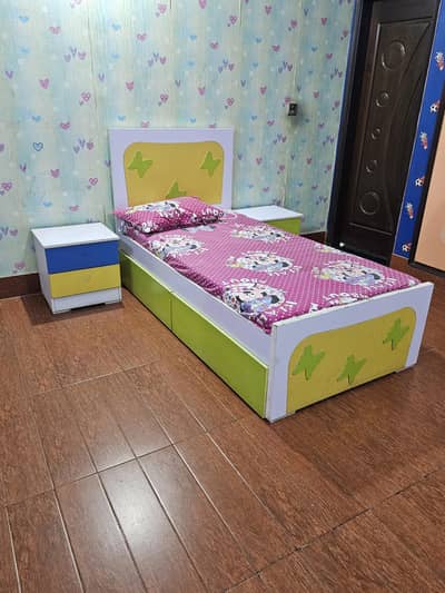 kids bedroom set, big compart Drawz along side table with both beds