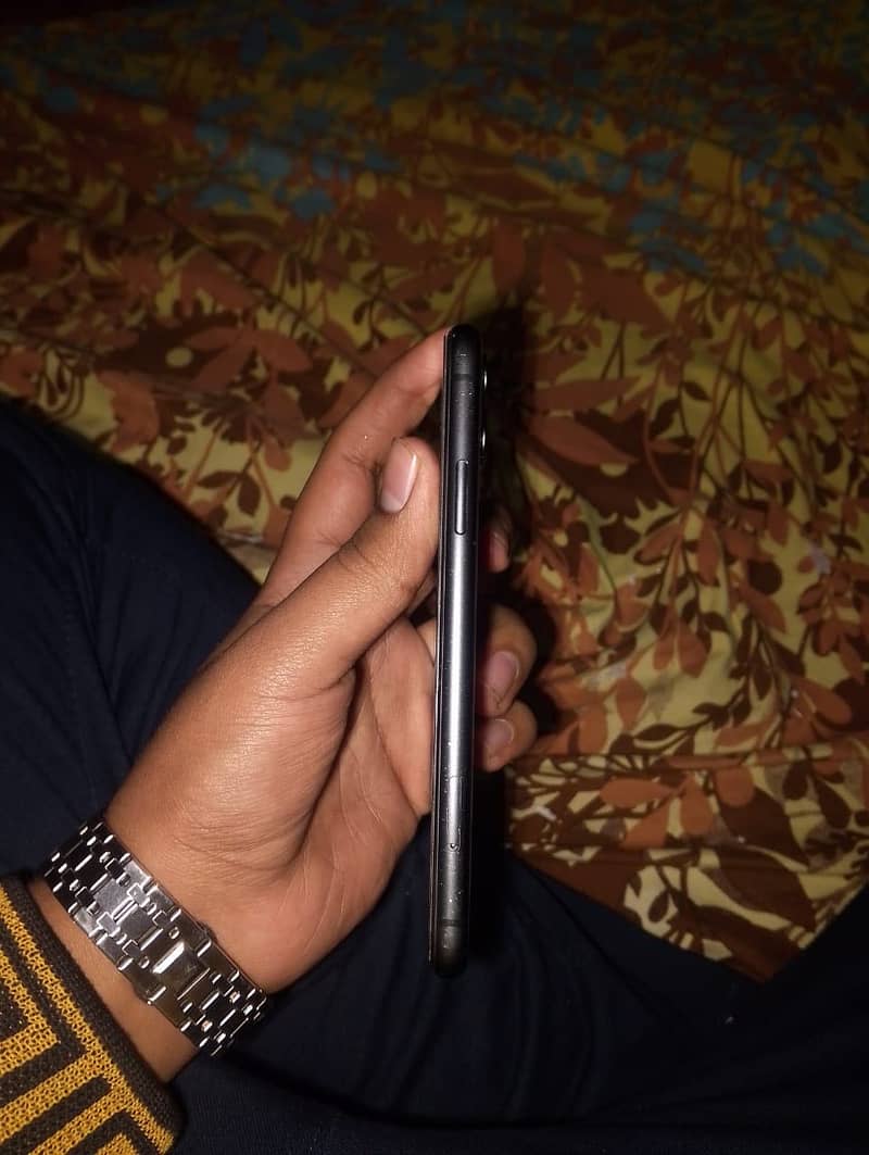 Apple iPhone 11 4