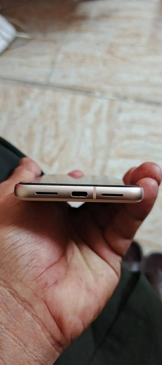 Google Pixel 8 4