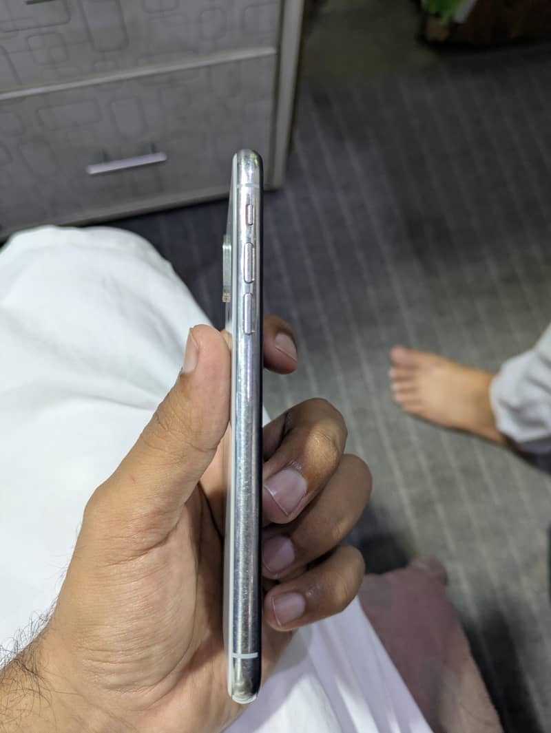 Apple iPhone X 4