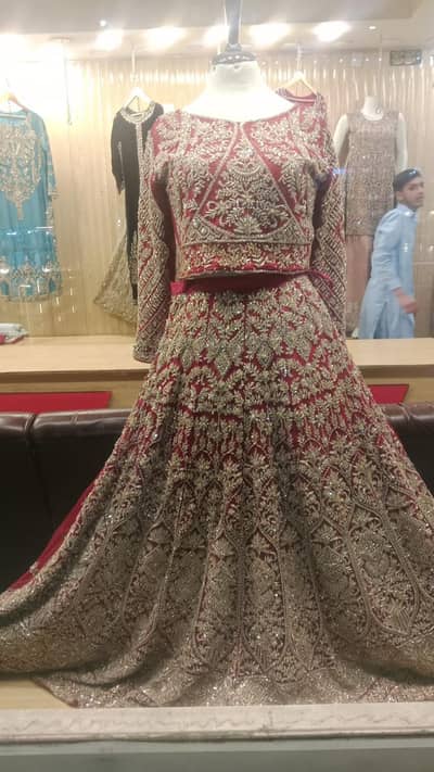 Brid dress made in r-sheen. Designed is of suffuse