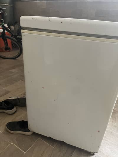 Single door freezer full size. Double door k barabar