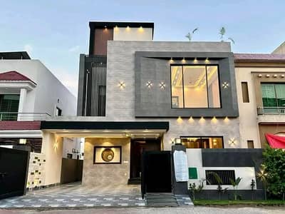 10 Marla Luxury House is Available for Rent in Bahria Town Lahore