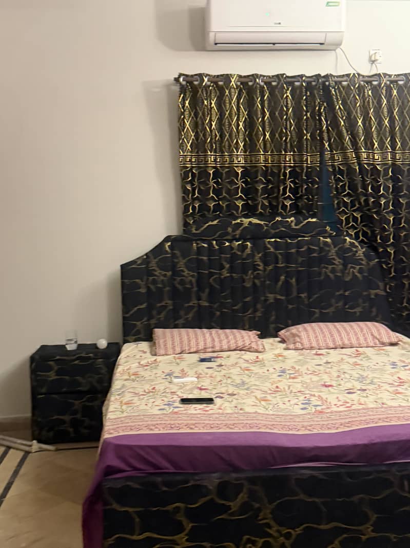 Bed with sidetables 0