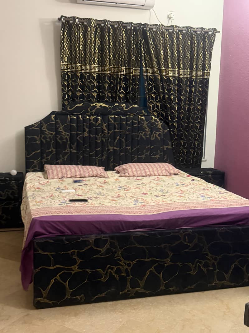 Bed with sidetables 2