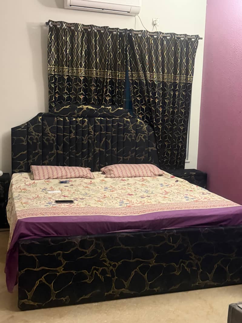 Bed with sidetables 3