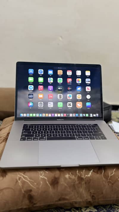 MacBook Pro 15-inch 2017 (Core i7, 16GB RAM, 512GB SSD)