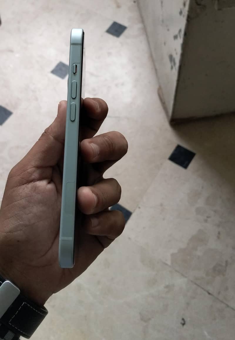 Apple iPhone 15 4