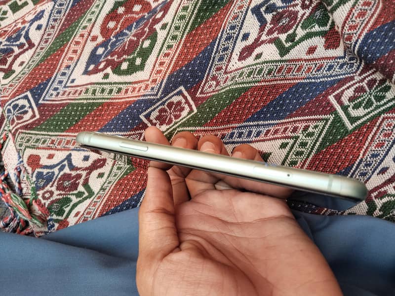Apple iPhone 11 4